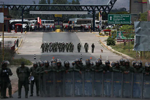 Militares negociam recuo de tanques venezuelanos na fronteira