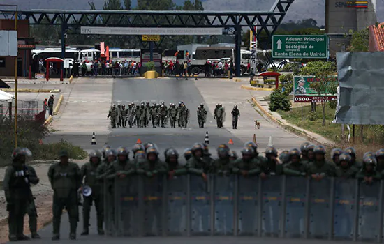 Militares negociam recuo de tanques venezuelanos na fronteira