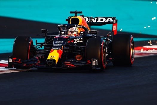 Verstappen supera Hamilton e conquista pole para decisão do título da Fórmula 1