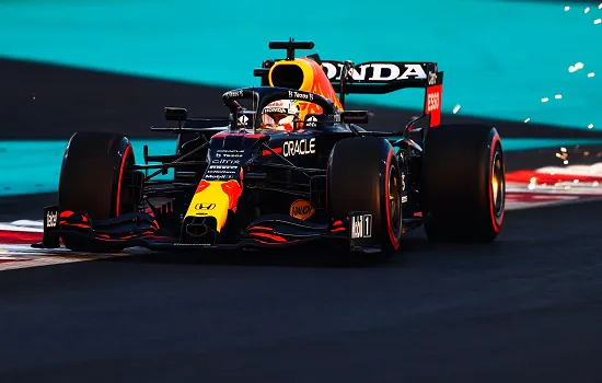 Verstappen supera Hamilton e conquista pole para decisão do título da Fórmula 1