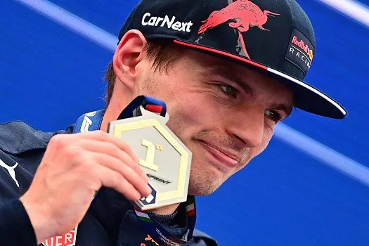 Verstappen ultrapassa Leclerc no fim e vence sprint race do GP da Emília-Romagna