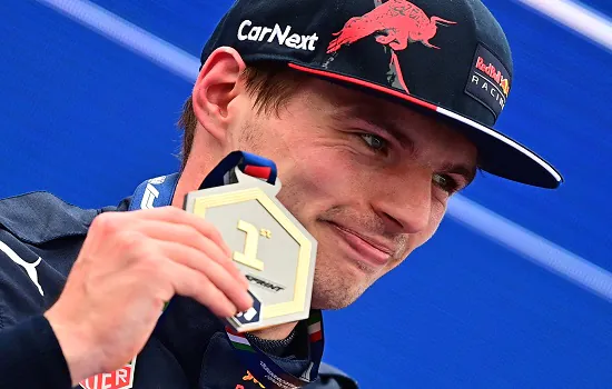 Verstappen ultrapassa Leclerc no fim e vence sprint race do GP da Emília-Romagna