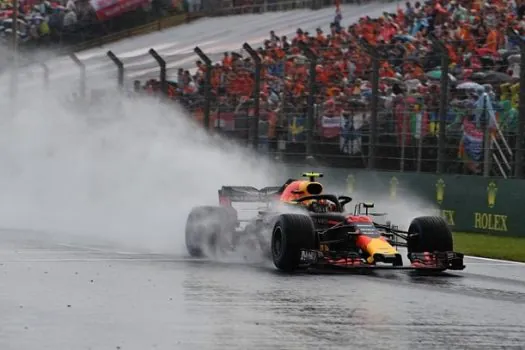 Verstappen supera chuva, exalta estratégia, e comemora mais uma vitória na F-1