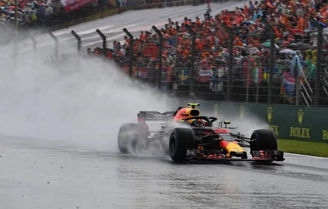 Verstappen supera chuva