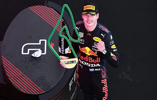 Verstappen passeia em Spielberg