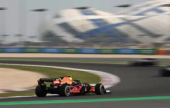 Verstappen supera Leclerc