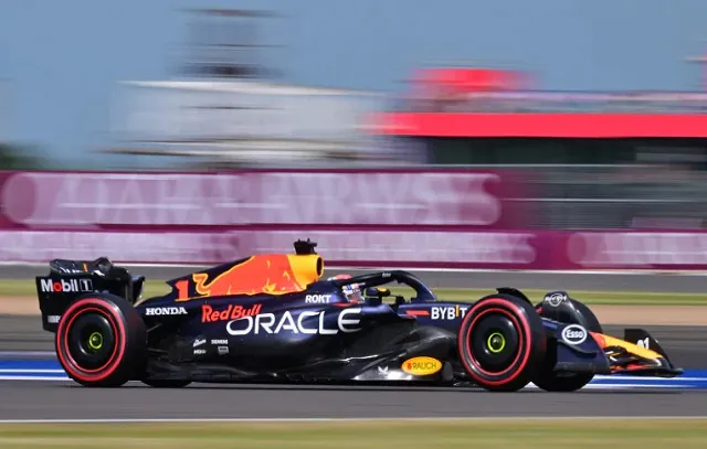 Verstappen faz 5ª pole seguida no GP da Inglaterra; Norris e Piastri fecham top 3