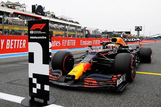 Verstappen faz volta fantástica, desbanca Mercedes e larga na frente na França