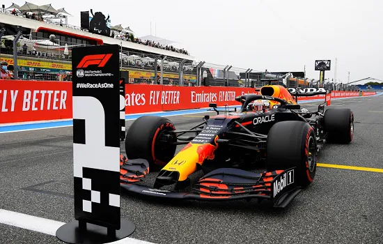 Verstappen faz volta fantástica