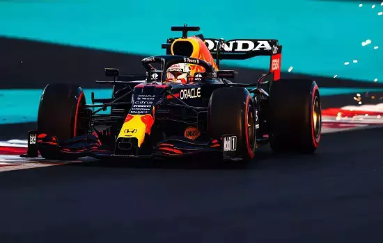 Verstappen revela frustração com asa móvel e exalta disputa com Russell