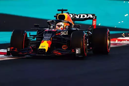 Leclerc erra, Verstappen vence GP da França e dispara na ponta do Mundial