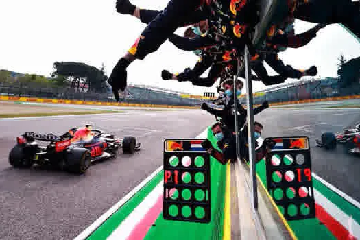 Verstappen vence caótico GP de Ímola, mas Hamilton continua na frente