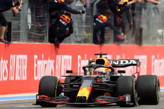 Verstappen ultrapassa Hamilton na penúltima volta e ganha GP da França com brilho