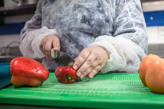 Programa Via Rápida Emprego forma novos auxiliares de cozinha em Santo André