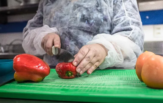 Programa Via Rápida Emprego forma novos auxiliares de cozinha em Santo André