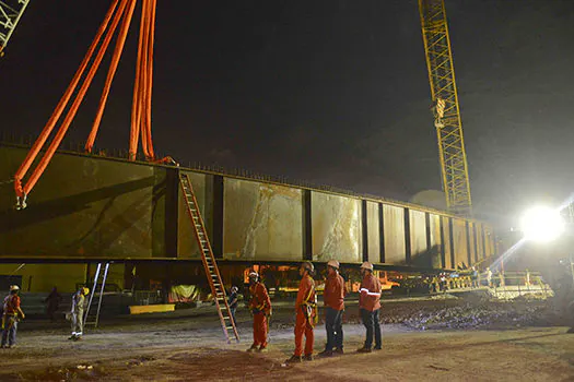 Prefeitura de São Bernardo instala última viga do viaduto sobre Praça dos Bombeiros