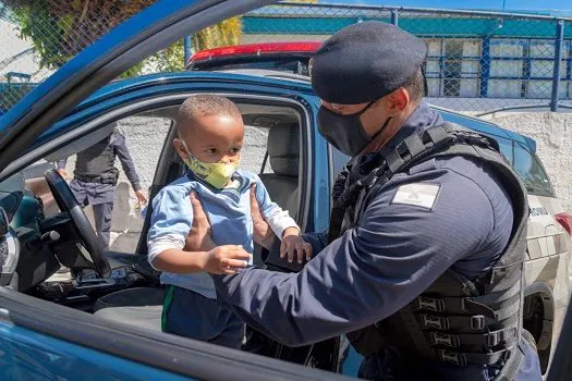 Projeto Viatura de Brincar aproxima GCM de Santo André de alunos da rede municipal