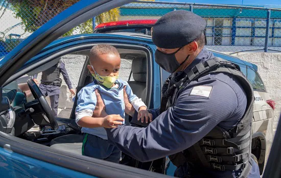 Projeto Viatura de Brincar aproxima GCM de Santo André de alunos da rede municipal