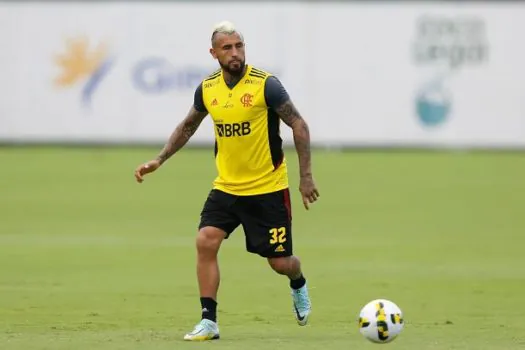 Vidal garante permanência no Flamengo e provoca Argentina após críticas ao Chile