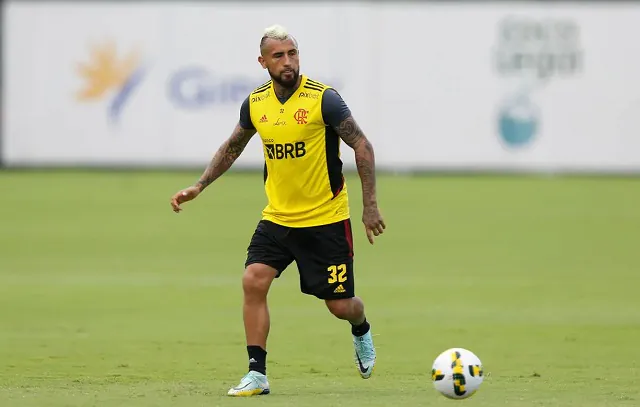 Vidal garante permanência no Flamengo e provoca Argentina após críticas ao Chile