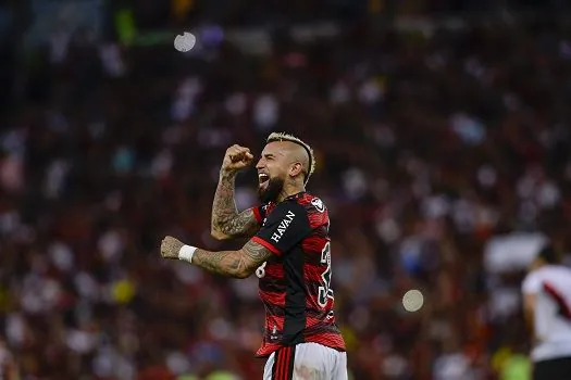 Com reservas, Flamengo goleia Atlético-GO em noite de festa no Maracanã