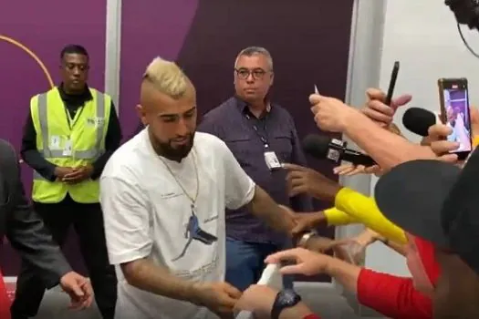 Vidal é recepcionado por flamenguistas em desembarque no Rio: “Muito feliz”