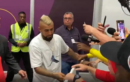 Vidal é recepcionado por flamenguistas em desembarque no Rio: “Muito feliz”