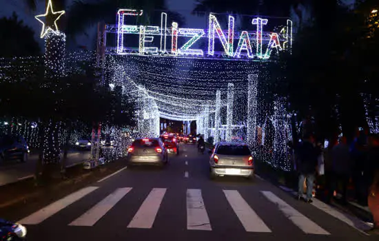 Santo André inaugura Vila de Luz em formato drive-thru