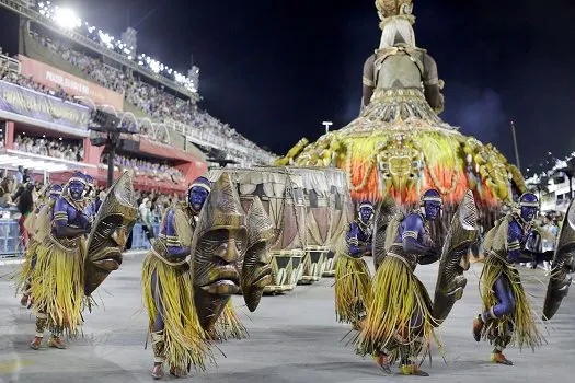 Vila Isabel encerra desfiles do Grupo Especial no Rio