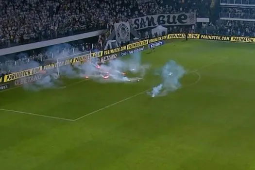 Torcida do Santos atira bombas e sinalizadores dentro do gramado