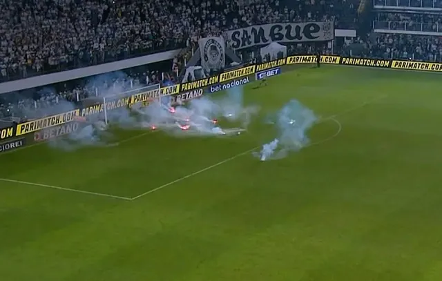 Torcida do Santos atira bombas e sinalizadores dentro do gramado