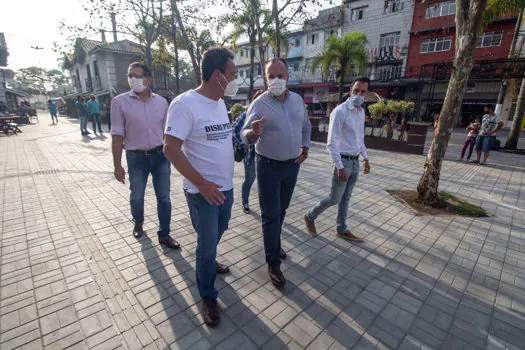 Ribeirão Pires entrega piso interno da Vila do Doce