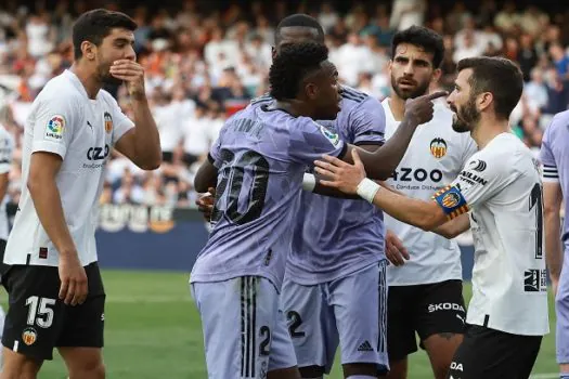 Vini Jr. é alvo de ofensas racistas, se revolta e acaba expulso em derrota do Real Madrid