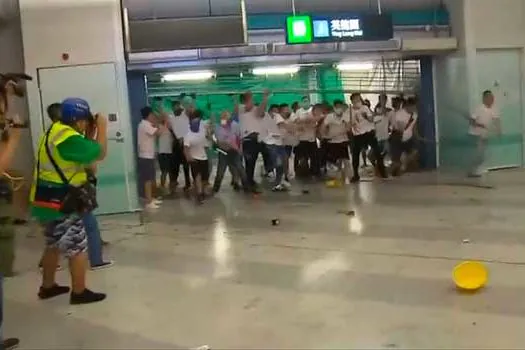 Grupo armado ataca manifestantes no metrô de Hong Kong e 36 ficam feridos