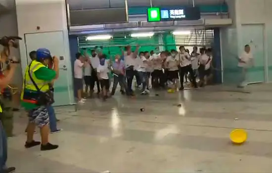 Grupo armado ataca manifestantes no metrô de Hong Kong e 36 ficam feridos