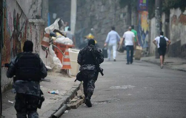 Mortes causadas por policiais caem 1% no Brasil; RJ e BA concentram 43% dos casos