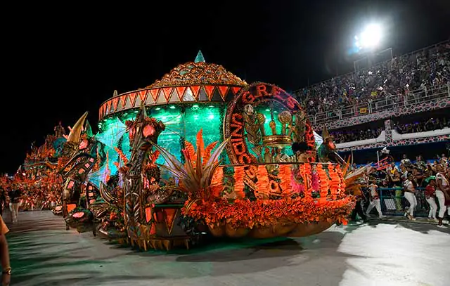 Sambódromo: Quatro escolas brilham na segunda noite do carnaval carioca