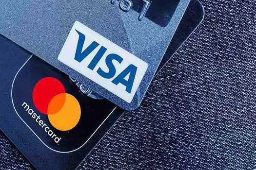 Após banir bancos russos, Mastercard e Visa suspendem operações no país