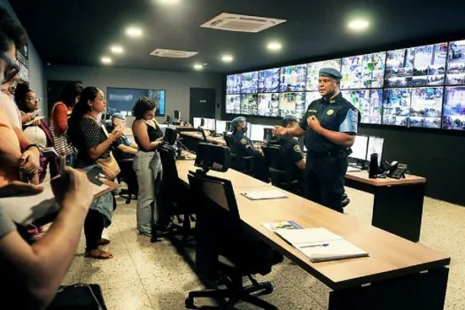 Estudantes de gestão pública visitam central de videomonitoramento de Diadema