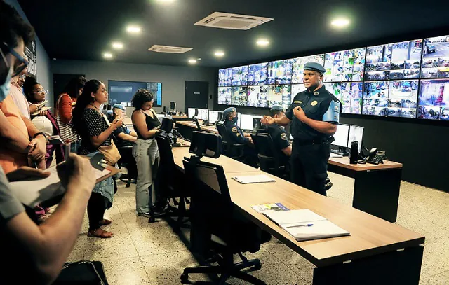 Estudantes de gestão pública visitam central de videomonitoramento de Diadema