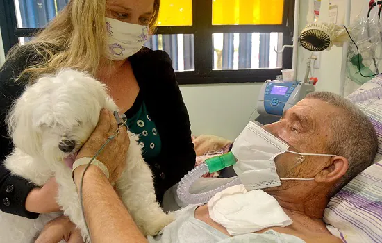 Paciente recebe visita de cachorro de estimação em Hospital de Santo André