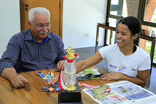 Paulo Pinheiro homenageia paratleta Aline Rocha