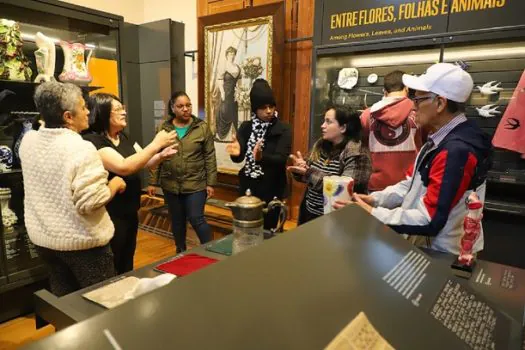 Alunos das oficinas de Libras de Diadema visitam Museu do Ipiranga