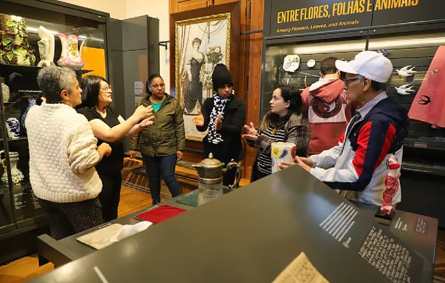 Alunos das oficinas de Libras de Diadema visitam Museu do Ipiranga