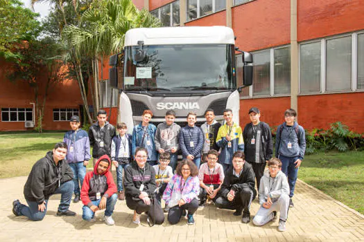 Programa de Turismo Industrial leva crianças à fábrica da Scania