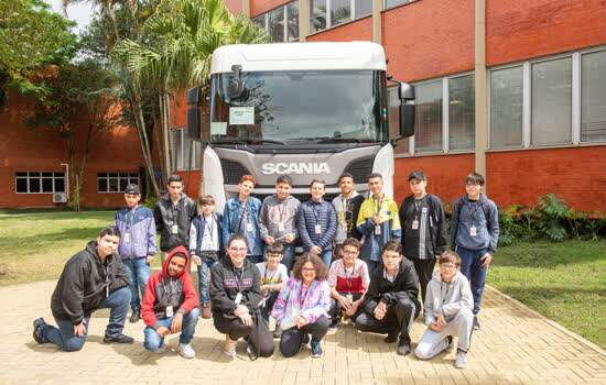 Programa de Turismo Industrial leva crianças à fábrica da Scania