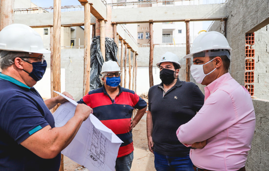 Auricchio faz visita técnica às obras da nova escola no Bairro Fundação