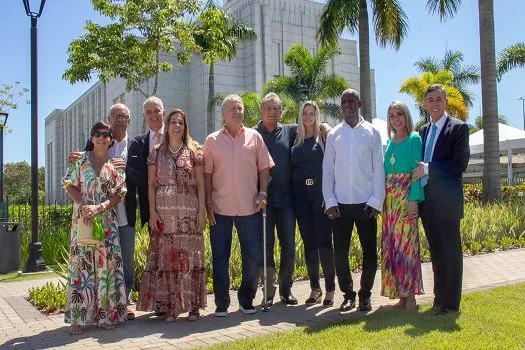 Famosos e ex-jogadores de futebol, entre eles Zico, Júnior e Tita, visitam Templo do RJ