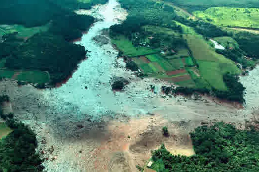 Bombeiros alertam para risco de novo rompimento e iniciam evacuação de Brumadinho