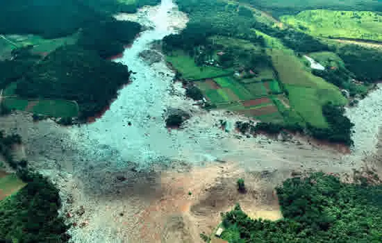 Bombeiros alertam para risco de novo rompimento e iniciam evacuação de Brumadinho